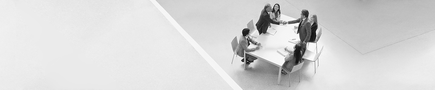 Personen begrüßen sich bei einem Beratungsgespräch | © GettyImages / Martin Barraud Personen begrüßen sich bei einem Beratungsgespräch