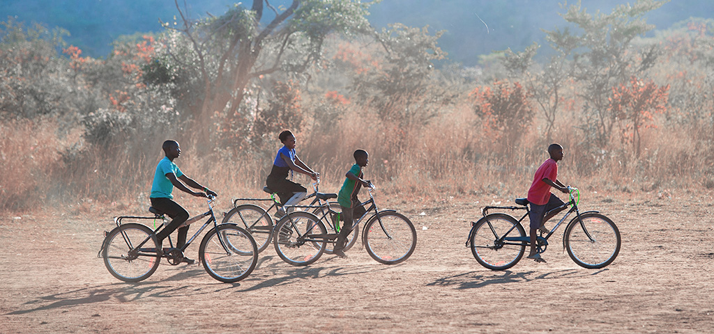Menschen auf Fahrrädern in Afrika. | © World Bicycle Relief Menschen auf Fahrrädern in Afrika.