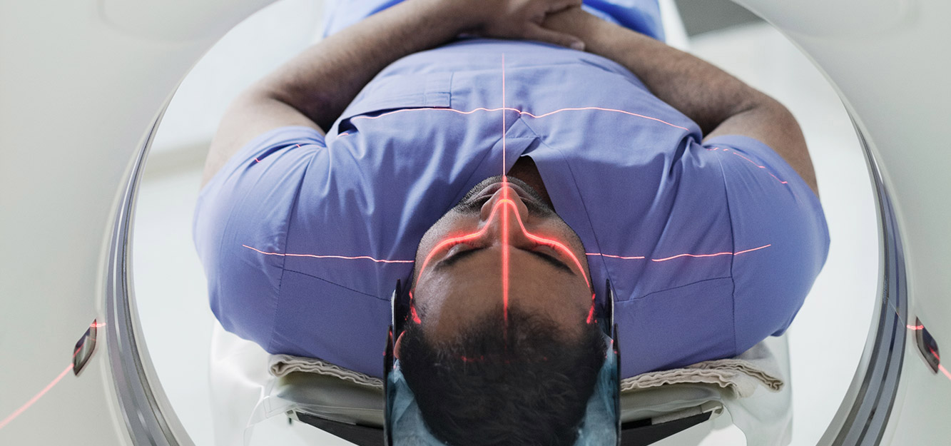 Erwachsener männlicher Patient, der sich einer CT-Untersuchung unterzieht | © Getty Images/Hero Images Erwachsener männlicher Patient, der sich einer CT-Untersuchung unterzieht