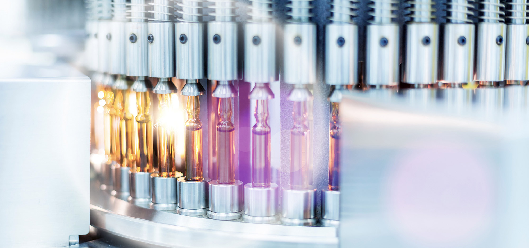Optische Kontrolle der Qualität eines Fläschchens, pharmazeutische Fabrik. Linsenreflektor | © Avatar_023/ Getty Images Optische Kontrolle der Qualität eines Fläschchens, pharmazeutische Fabrik. Linsenreflektor