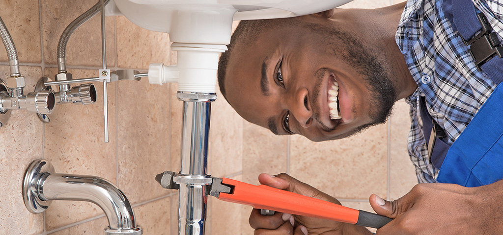 Fachkräfteausbildung von Villeroy & Boch in Côte d‘Ivoire | © GettyImages/Andrey Popov Sanitärinstallateur montiert Waschbecken