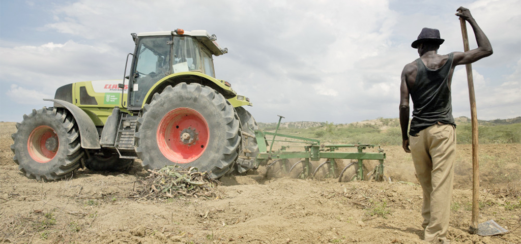 Versorgung von Kleinbauern mit Machinen in Simbabwe | © Daniel Rosenthal/Welthungerhilfe Mann vor Mähdrescher im Feld