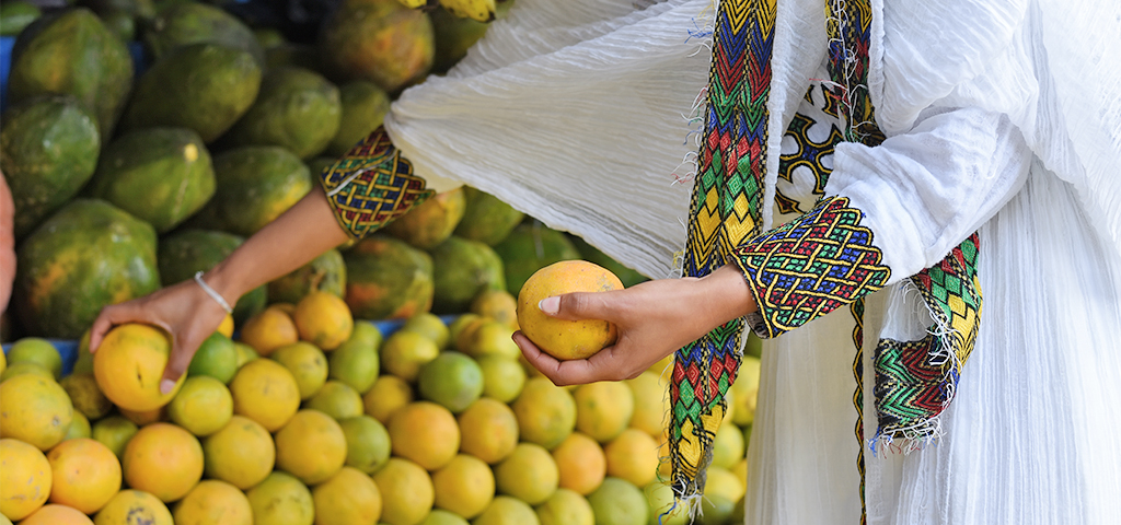 Äthiopische Frau holt Früchte vom Markt | © GettyImages/PICHA Stock Äthiopische Frau holt Früchte vom Markt