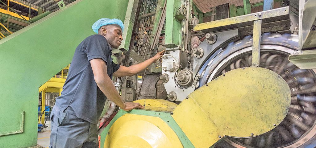 Industriearbeiter inspiziert Maschine | © GettyImages/Johnny Greig Industriearbeiter inspiziert Maschine