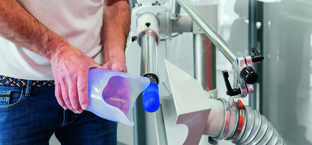 Orthopädietechniker fertigt Schaft für eine Unterschenkelprothese an | © Ottobock Orthopädietechniker fertigt Schaft für eine Unterschenkelprothese an