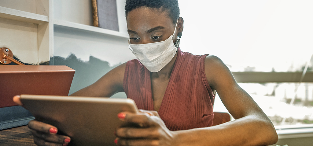 Webinare Märkte in Afrika | © GettyImages/FG Trade Geschäftsfrau schaut Webinar zu Afrika auf Tablet