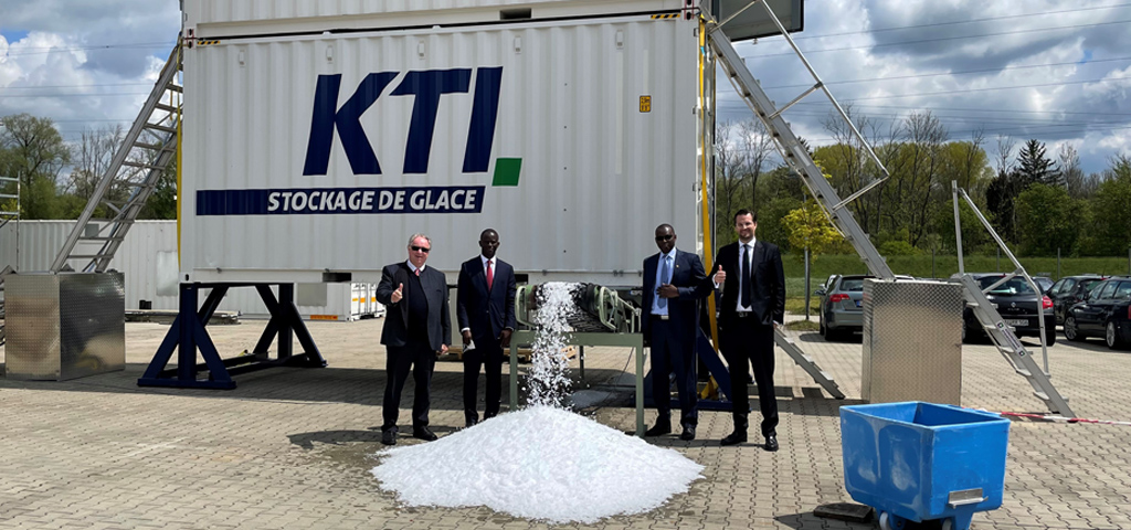 Besuch des senegalesischen Botschafters in Balzheim vor einer Containerisierten Eisanlage – 10 Tonnen pro Tag – mit manuellem Eislager. | © KTI - Plersch Kältetechnik Besuch des senegalesischen Botschafters in Balzheim vor einer Containerisierten Eisanlage – 10 Tonnen pro Tag – mit manuellem Eislager.