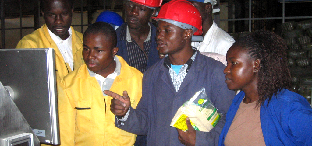 Zuckerfabrik in Kakamega, Kenia: Einweisung von Mitarbeitern in die Bedienung einer Fawema-Verpackungsmaschine. | © The Packaging Group (TPG) Einweisung von Mitarbeitern in die Bedienung einer Fawema-Verpackungsmaschine