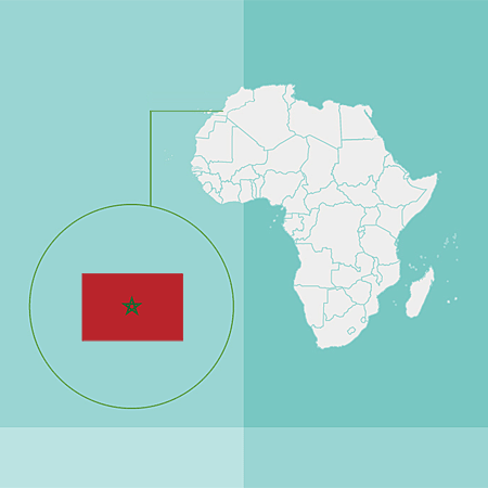 Karte von Afrika mit Markierung auf Marokko und Flagge des Landes