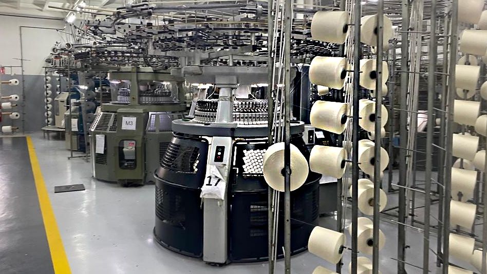 Produktionsanlage einer Textilfabrik in Ägypten mit Garnspulen im Vordergrund