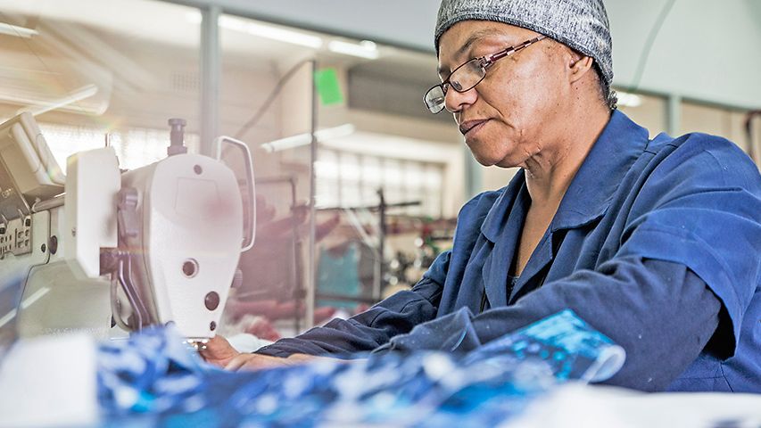 Arbeiterin an einer Nähmaschine in einer Textilfabrik in Äthiopien
