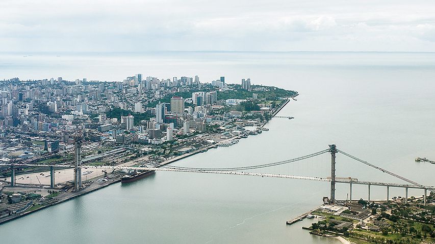 Luftaufnahme der Hängebrücke in Maputo, Mosambik