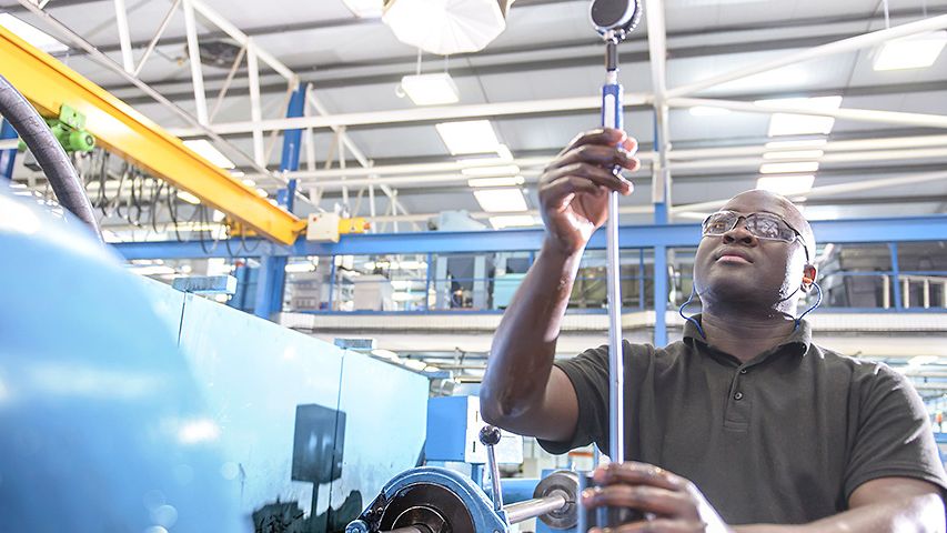 Ingenieur inspiziert Bauteil in Maschinenfabrik