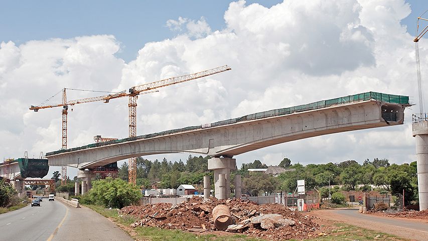 Bau einer Brücke in Pretoria, Südafrika. 