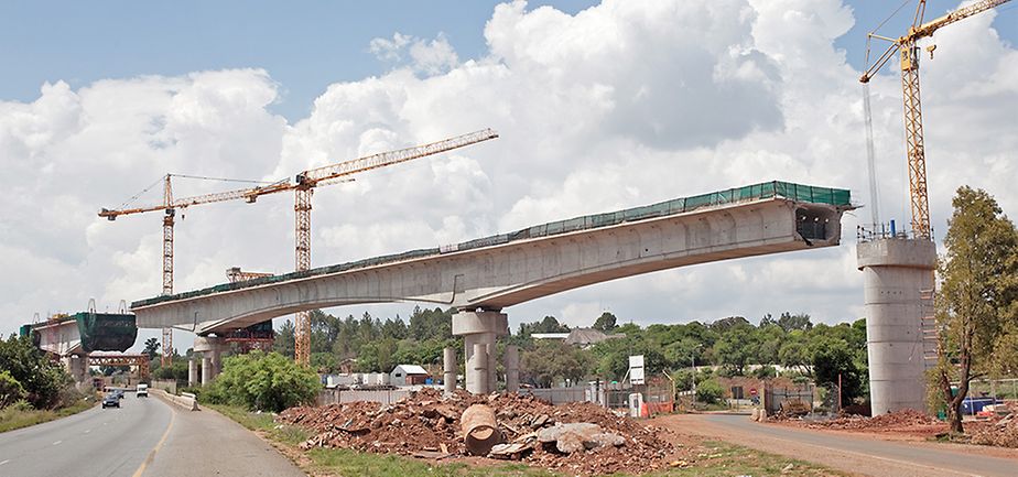 Bau einer Brücke in Pretoria, Südafrika. 