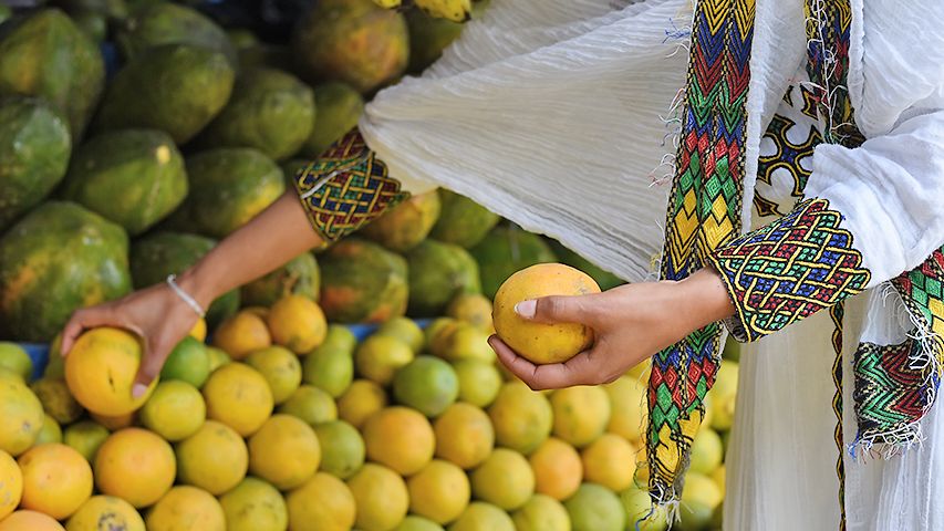 Äthiopische Frau holt Früchte vom Markt