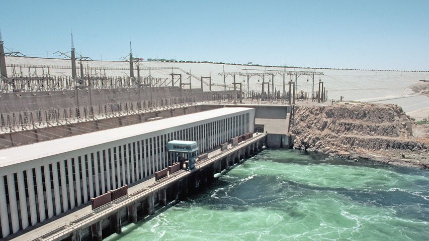 Der Assuan-Staudamm, der den größten künstlichen See der Welt, geschaffen hat und Strom für Ägypten erzeugt.