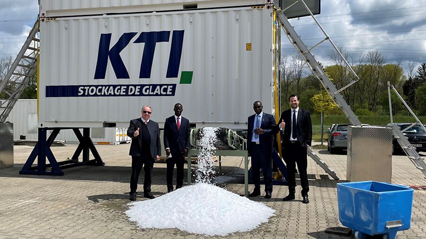 Senegalesischer Botschafter und Rupert Plersch vor einer containerisierten Eisanlage