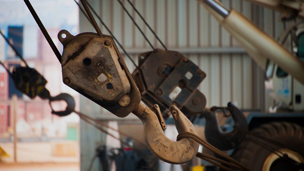 Detailaufnahme eines Kranhakens mit Kabeln im Hafen von Luanda, Angola
