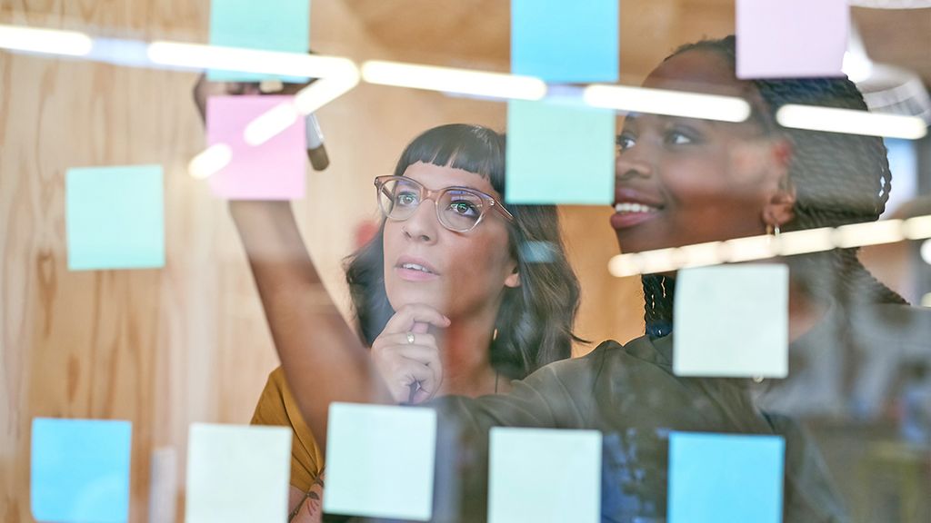 Zwei Designerinnen beim Brainstorming