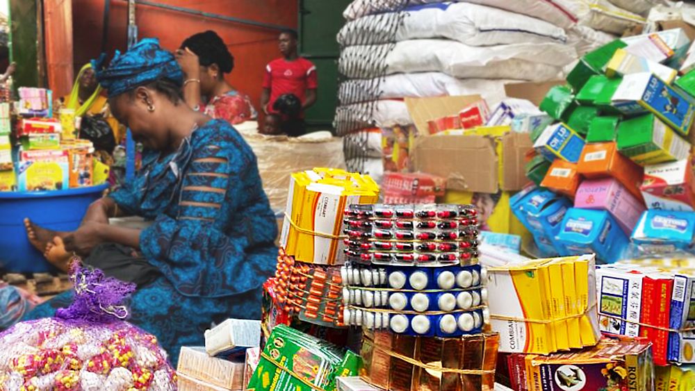 Frau verkauft Medikamente auf dem Roxy Markt in Abidjan, Côte d‘Ivoire