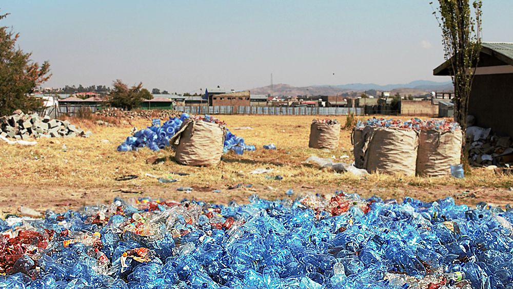 Eine große Anzahl PET-Flaschen liegt auf einem Feld in Äthiopien. 