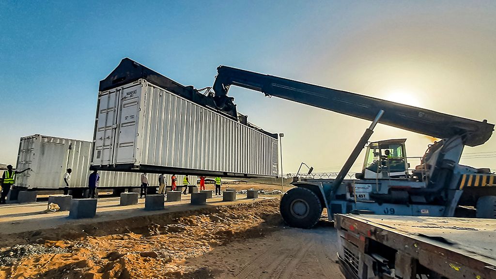 Aufbau eines Containers durch einen Kran in Somalia