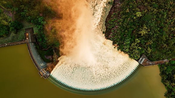 Luftaufnahme des Roodeplaat-Staudamms in Südafrika.