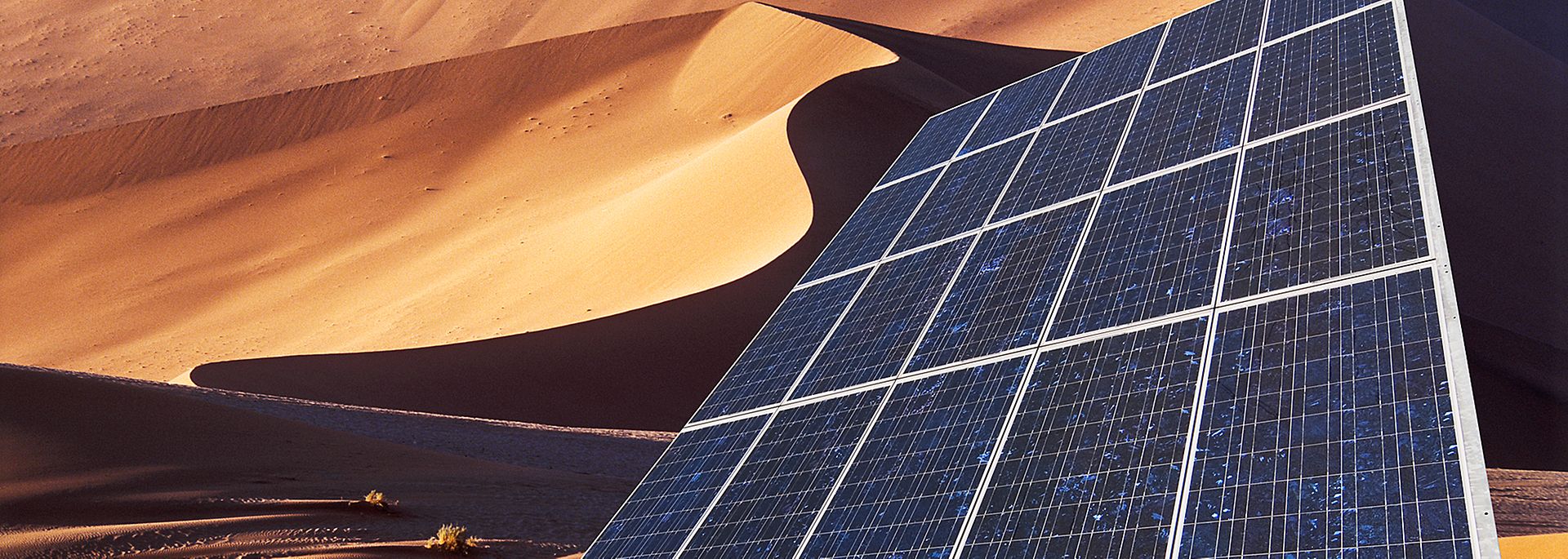 Ein Solarpanel erzeugt Strom in der Wüste von Namibia. 