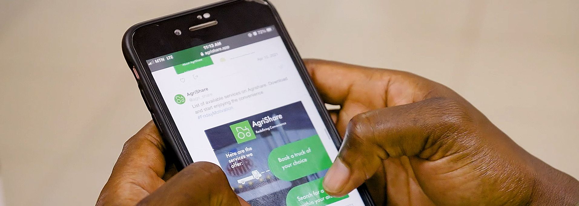 Eine Person hält ein Smartphone mit der App AgriShare in den Händen.
