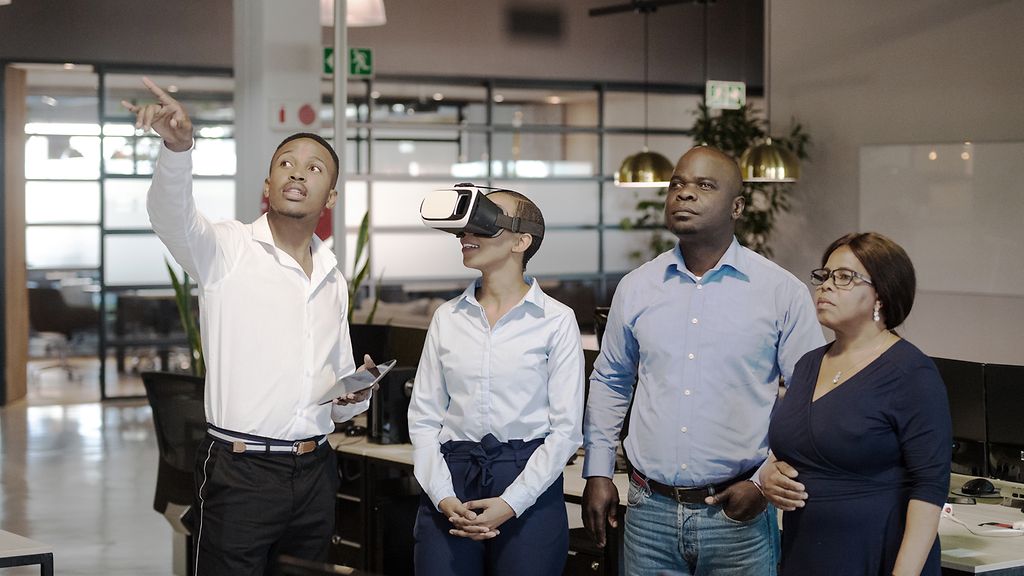 Business team demonstrating future office plans using a 360 tour through virtual reality, Zukunft durch virtuelle Realität