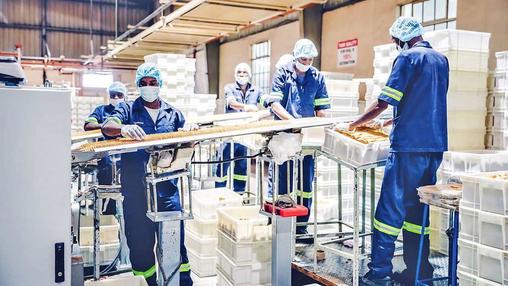 Produktionsarbeiter in einer Keksfabrik in Afrika; Afrika | © GettyImages/GCShutter