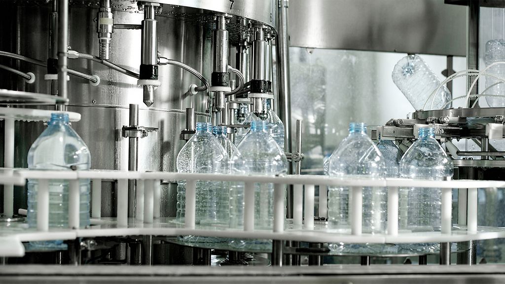 Kunststoffflaschen in Wasserabfüllfabrik