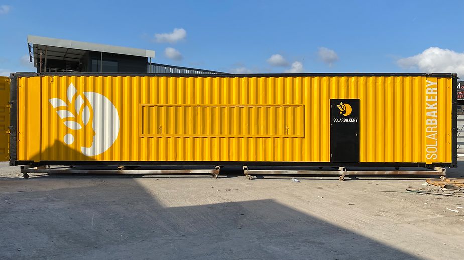 Dach der mit Solarmodulen ausgestatteten Containerbäckerei. 