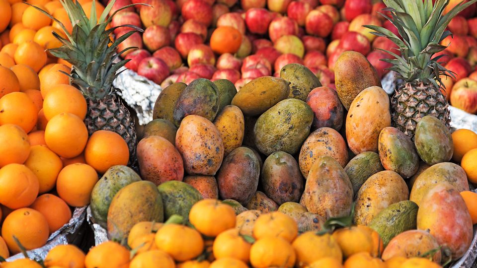 Früchte an einem Marktstand in Afrika
