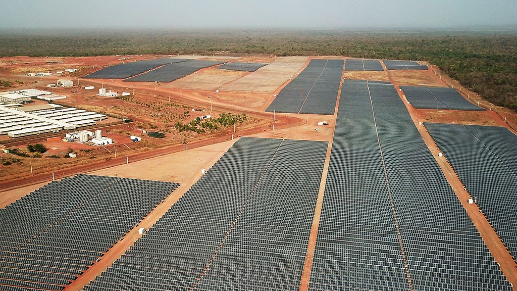 Luftaufnahme der Off-Grid Solarkraftanlage bei B2Gold in Mali
