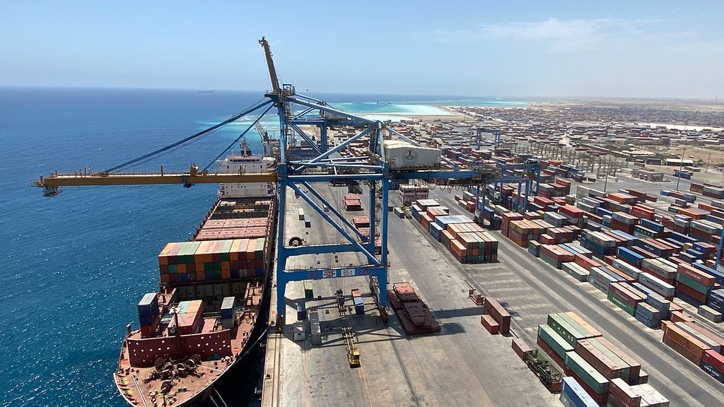 Containerschiff im South Port Container Terminal in Port Sudan
