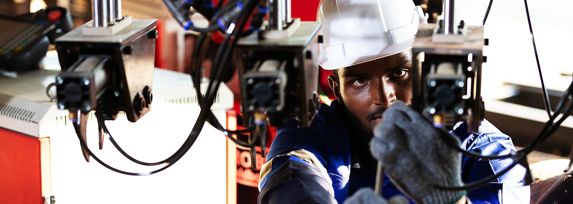 Afrikanischer Ingenieur überprüft eine Anlage in einer Maschinenbaufabrik in Afrika.ft und repariert