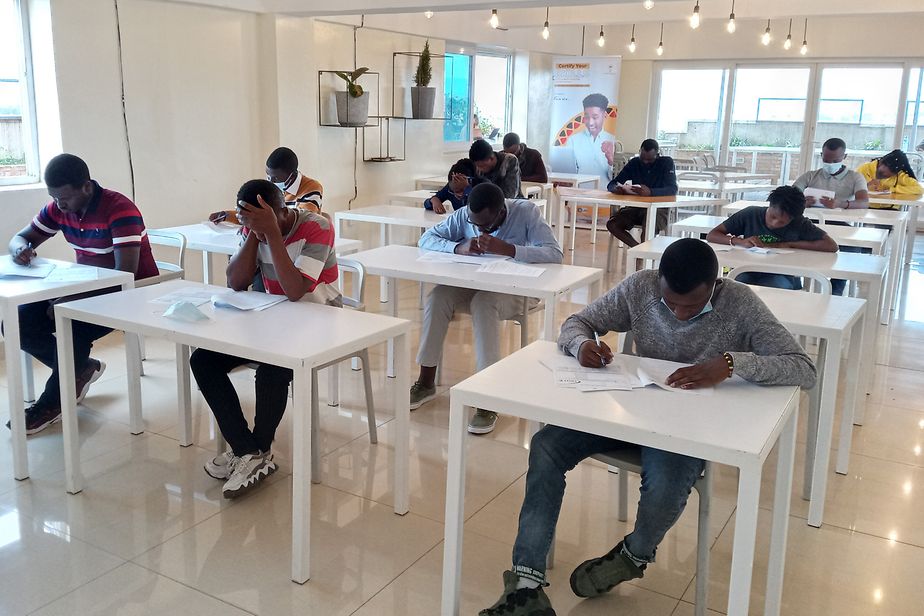 Aufnahme im Klassenraum bei einer schriftlichen Prüfung von Auszubildenden
