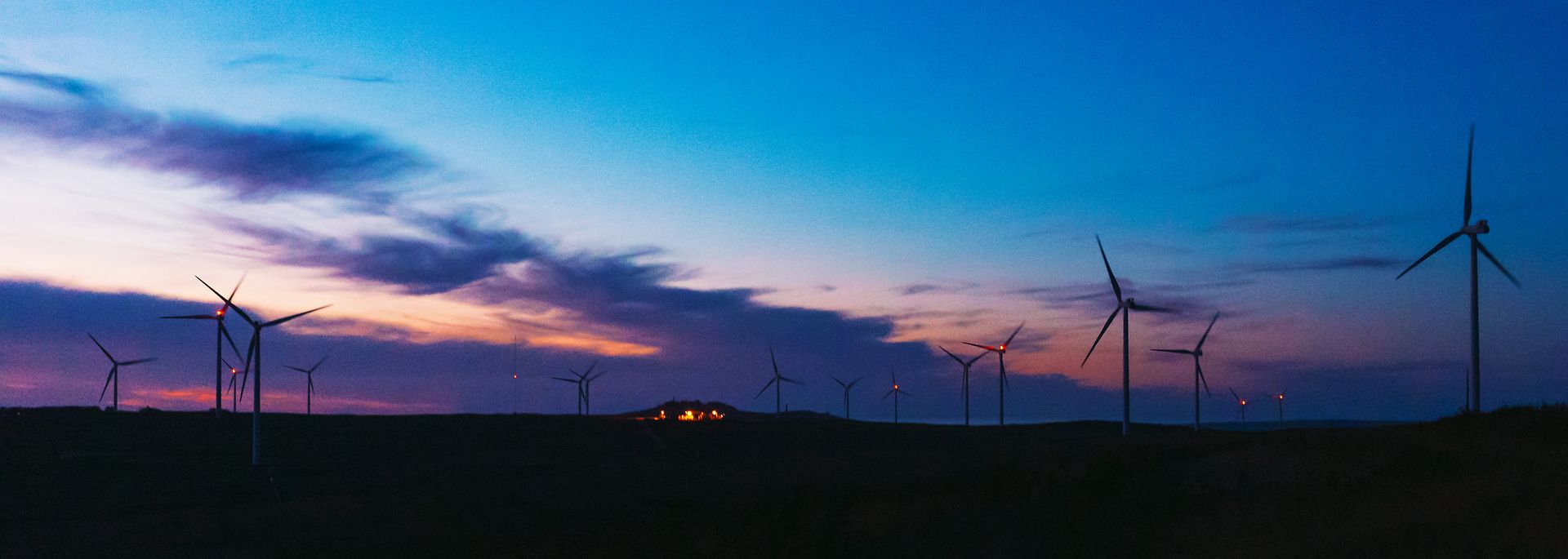 Windpark in Südafrika bei Sonnenuntergang