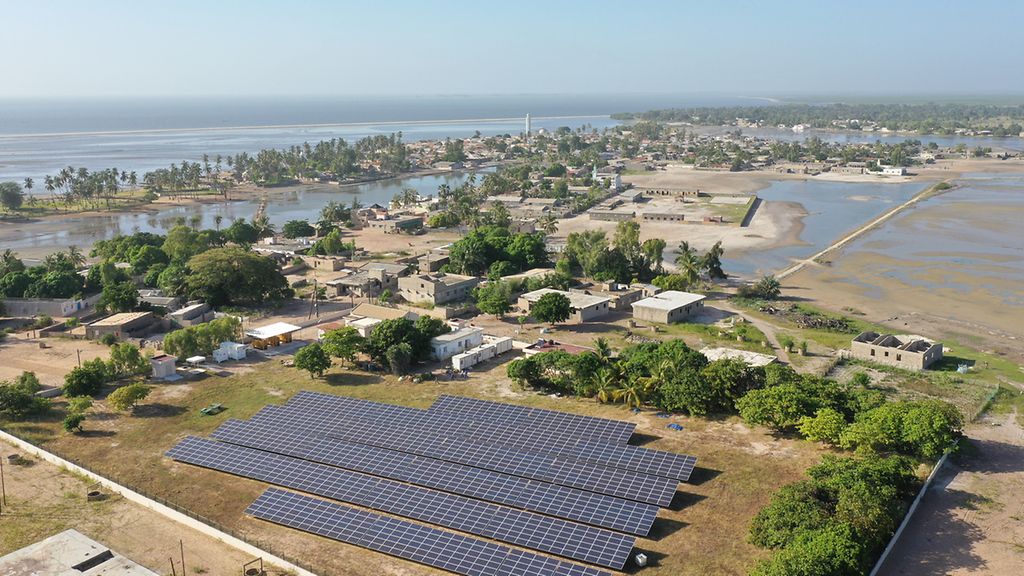 Feld mit Solarpaneelen im Senegal 