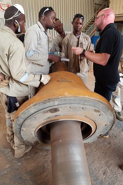 Unterweisung zum Auftragsschweißer bei Reparaturarbeiten an Bohrköpfen in einer Zinkmine in Burkina Faso